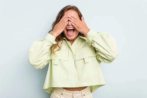 Junge Kaukasische Frau Isoliert Auf Blauem Hintergrund Bedeckt Augen Mit — Stockfoto