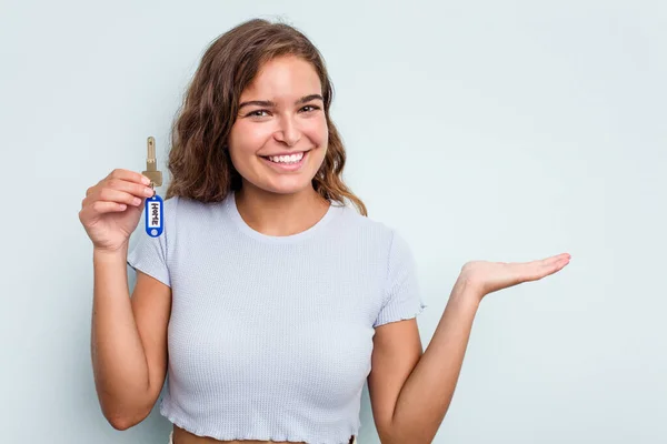 Young Caucasian Woman Holding Home Keys Isolated Blue Background Showing — Photo