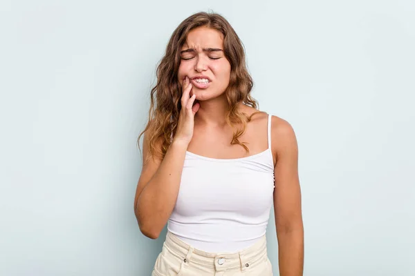 Giovane Donna Caucasica Isolata Sfondo Blu Con Forte Dolore Denti — Foto Stock