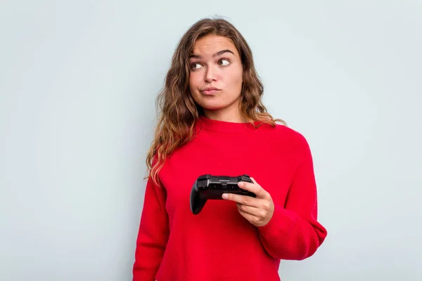 Jonge Kaukasische Gamer Vrouw Met Een Game Controller Geïsoleerd Blauwe — Stockfoto