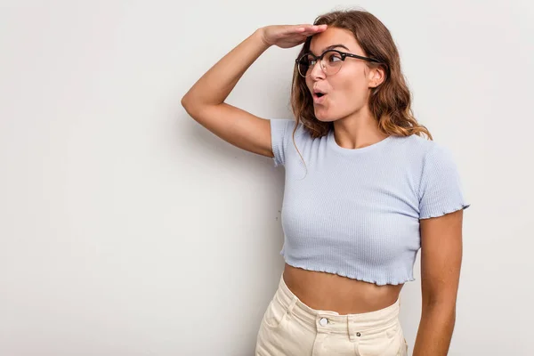 Jonge Kaukasische Vrouw Geïsoleerd Blauwe Achtergrond Kijken Ver Weg Houden — Stockfoto