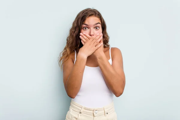 Mulher Branca Jovem Isolado Fundo Azul Chocado Cobrindo Boca Com — Fotografia de Stock