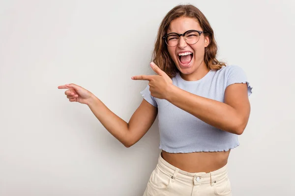 Joven Mujer Caucásica Aislada Sobre Fondo Azul Excitada Señalando Con — Foto de Stock