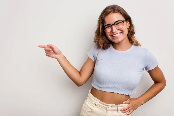 Joven Mujer Caucásica Aislada Sobre Fondo Azul Sonriendo Alegremente Señalando — Foto de Stock