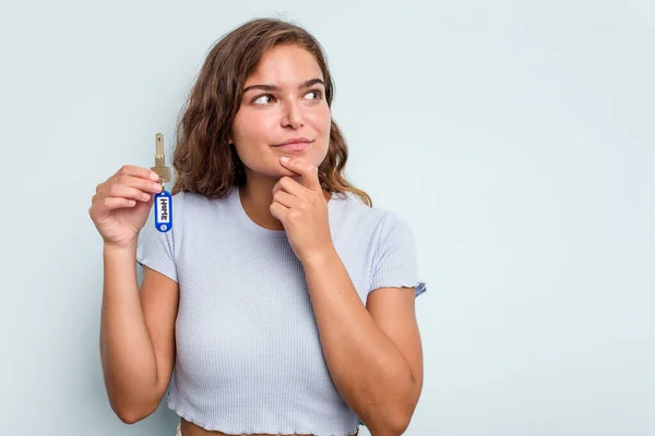 Young Caucasian Woman Holding Home Keys Isolated Blue Background Looking — Stock Photo, Image