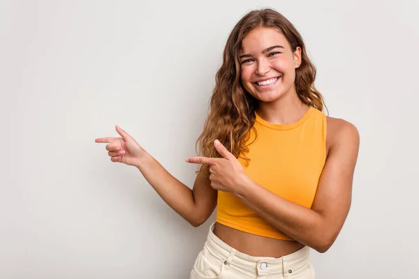 Junge Kaukasische Frau Isoliert Auf Blauem Hintergrund Aufgeregt Zeigt Mit — Stockfoto