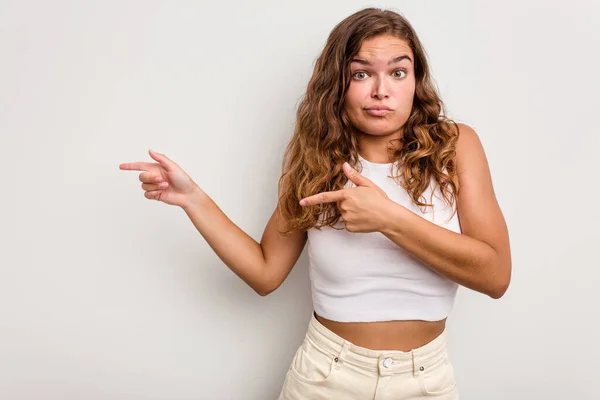 Mujer Caucásica Joven Aislada Sobre Fondo Azul Impactado Señalando Con — Foto de Stock