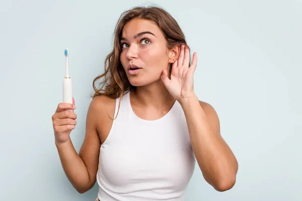 Elinde Elektrikli Diş Fırçası Olan Beyaz Bir Kadın Bir Dedikoduyu — Stok fotoğraf