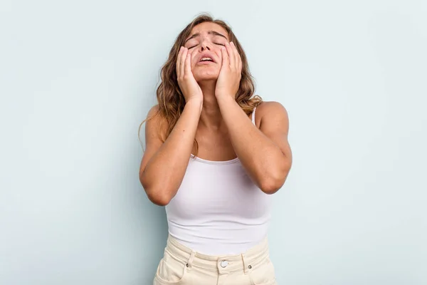 Joven Mujer Caucásica Aislada Sobre Fondo Azul Lloriqueando Llorando Desconsoladamente —  Fotos de Stock