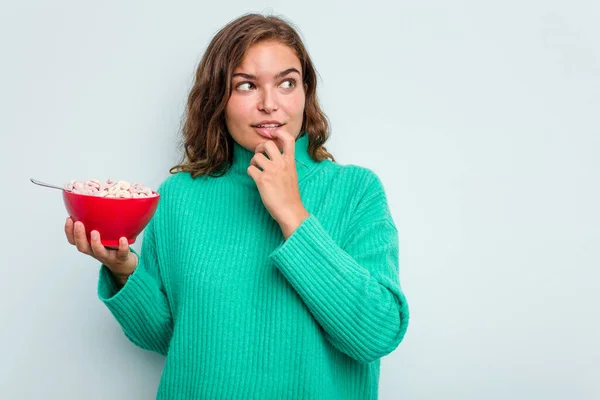 Giovane Donna Caucasica Possesso Una Ciotola Cereali Isolato Sfondo Blu — Foto Stock