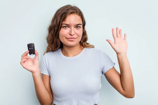 Young Caucasian Woman Holding Car Keys Isolated Blue Background Smiling — Photo