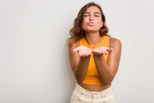 Joven Mujer Caucásica Aislada Sobre Fondo Azul Doblando Labios Sosteniendo — Foto de Stock