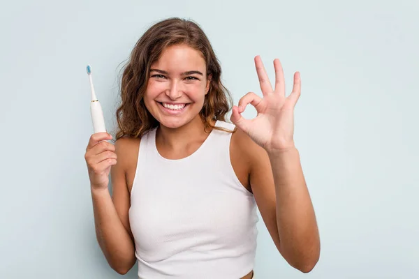 Elektrikli Diş Fırçası Tutan Genç Beyaz Kadın Mavi Arka Planı — Stok fotoğraf