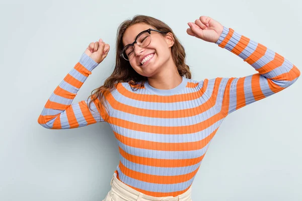 Mujer Caucásica Joven Aislada Sobre Fondo Azul Celebrando Día Especial —  Fotos de Stock