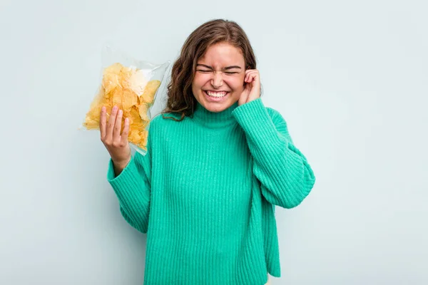 Young Caucasian Woman Holding Potato Crips Isolated Blue Background Covering — Stock Photo, Image