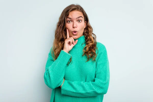 Giovane Donna Caucasica Isolato Sfondo Blu Avendo Qualche Grande Idea — Foto Stock