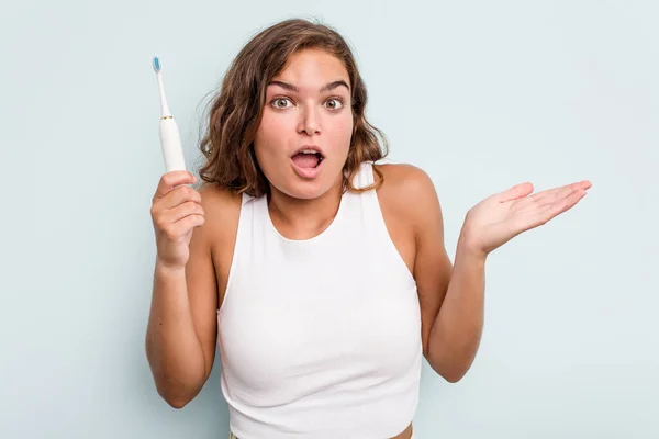 Elinde Elektrikli Diş Fırçası Olan Beyaz Bir Kadın Mavi Arka — Stok fotoğraf