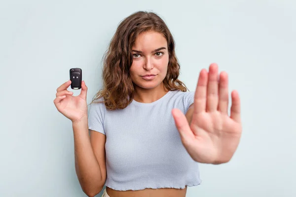 Young Caucasian Woman Holding Car Keys Isolated Blue Background Standing — Foto de Stock