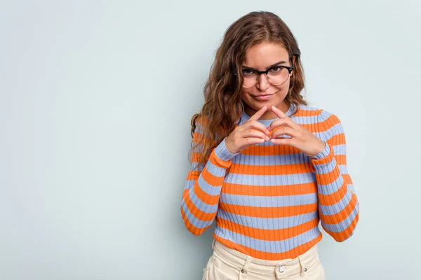 Joven Mujer Caucásica Aislada Sobre Fondo Azul Inventando Plan Mente — Foto de Stock