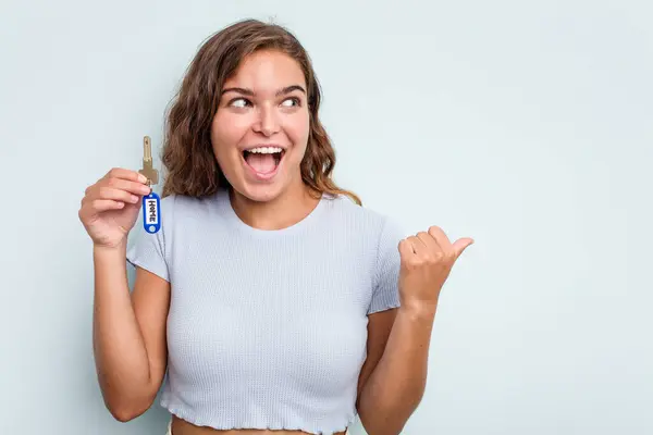 Young Caucasian Woman Holding Home Keys Isolated Blue Background Points — Photo