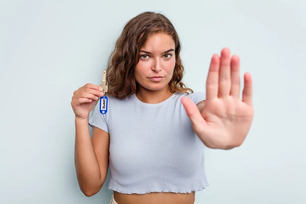 Young Caucasian Woman Holding Home Keys Isolated Blue Background Standing — Foto de Stock