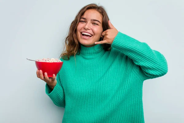 Jovem Caucasiana Segurando Uma Tigela Cereais Isolada Fundo Azul Mostrando — Fotografia de Stock