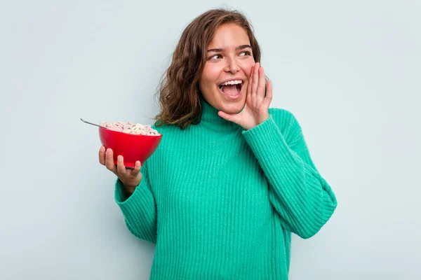 Mujer Caucásica Joven Sosteniendo Tazón Cereales Aislado Sobre Fondo Azul —  Fotos de Stock