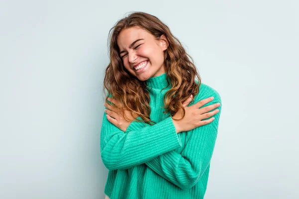 Junge Kaukasische Frau Isoliert Auf Blauem Hintergrund Lacht Und Spaß — Stockfoto