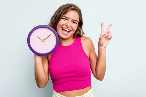 Jeune Femme Caucasienne Tenant Une Horloge Isolée Sur Fond Bleu — Photo