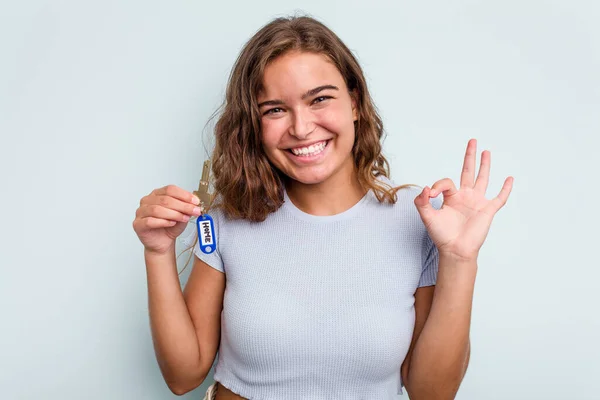 Young Caucasian Woman Holding Home Keys Isolated Blue Background Cheerful — Stockfoto