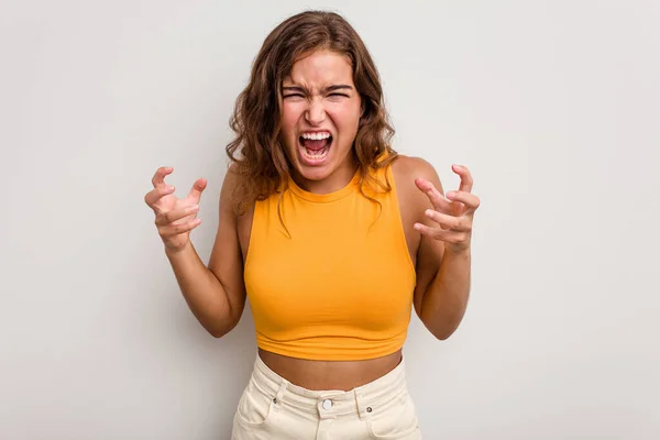 Mavi Arka Planda Izole Edilmiş Beyaz Bir Kadın Öfkeyle Bağırıyor — Stok fotoğraf