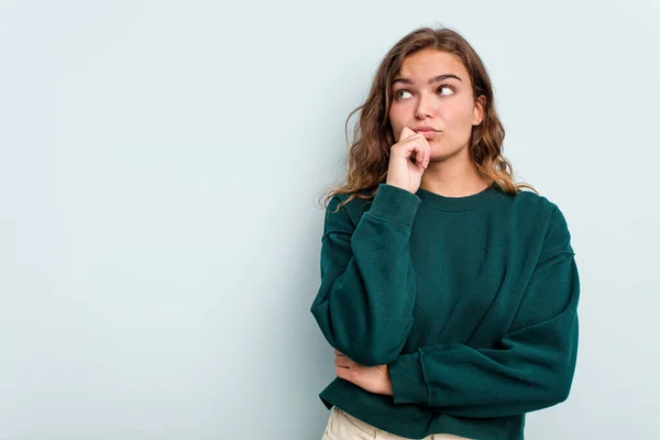 Jonge Blanke Vrouw Geïsoleerd Blauwe Achtergrond Kijken Zijwaarts Met Twijfelachtige — Stockfoto