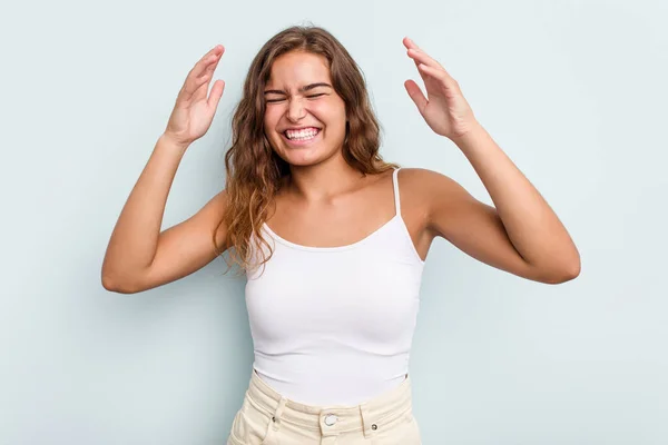 Joven Mujer Caucásica Aislada Sobre Fondo Azul Alegre Riendo Mucho — Foto de Stock