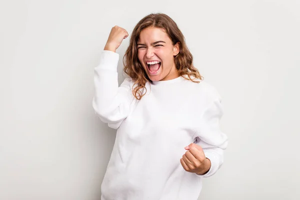 Junge Kaukasische Frau Isoliert Auf Blauem Hintergrund Jubelt Unbeschwert Und — Stockfoto