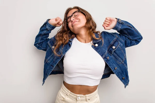 Mujer Joven Caucásica Aislada Sobre Fondo Azul Brazos Extendidos Posición —  Fotos de Stock