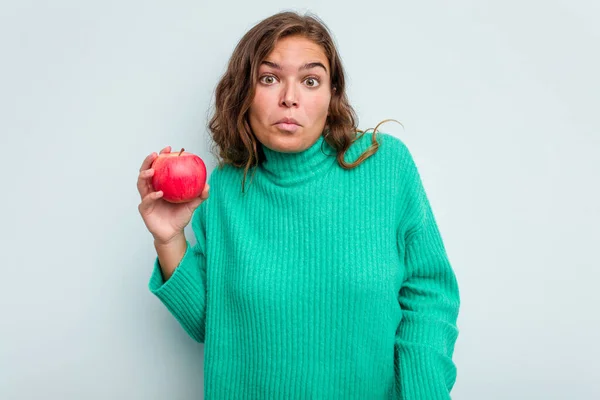 Junge Kaukasische Frau Mit Einem Apfel Auf Blauem Hintergrund Zuckt — Stockfoto