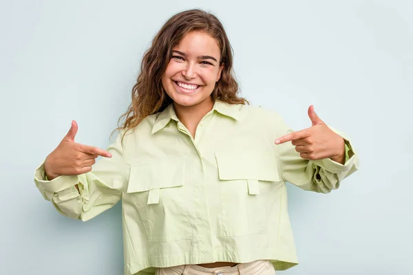 Young Caucasian Woman Isolated Blue Background Points Fingers Positive Feeling — Stock Photo, Image