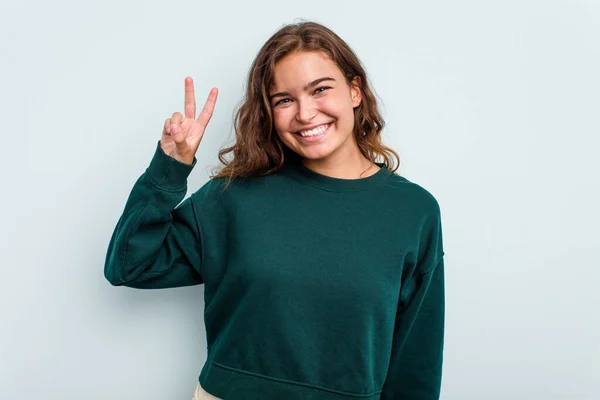 Junge Kaukasische Frau Isoliert Auf Blauem Hintergrund Zeigt Siegeszeichen Und — Stockfoto