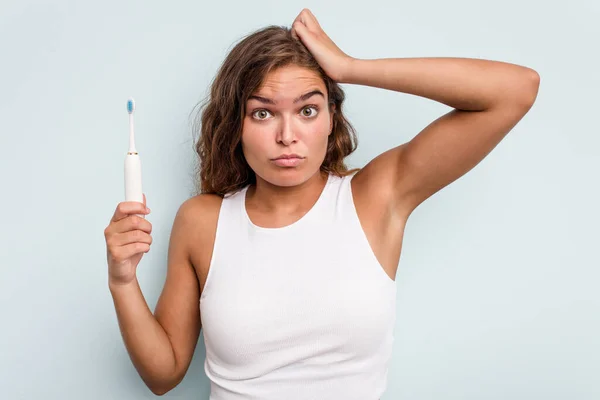 Joven Mujer Caucásica Sosteniendo Cepillo Dientes Eléctrico Aislado Fondo Azul — Foto de Stock