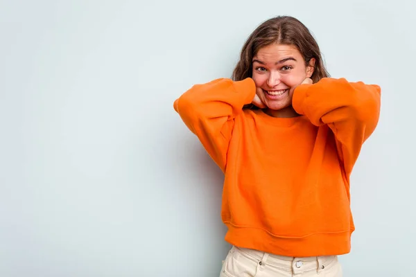 Young Caucasian Woman Isolated Blue Background Touching Back Head Thinking — Stock Photo, Image