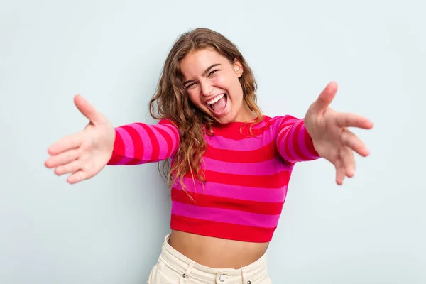 Young Caucasian Woman Isolated Blue Background Feels Confident Giving Hug — Stock Photo, Image