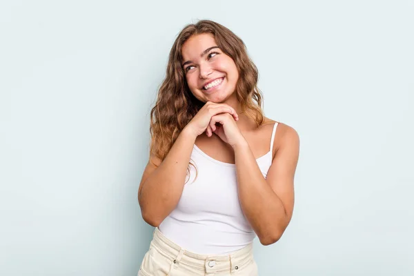 Joven Mujer Caucásica Aislada Sobre Fondo Azul Mantiene Las Manos — Foto de Stock