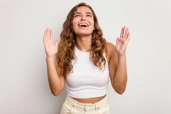 Joven Mujer Caucásica Aislada Sobre Fondo Azul Ríe Voz Alta — Foto de Stock