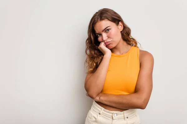 Mujer Caucásica Joven Aislada Sobre Fondo Azul Que Siente Triste —  Fotos de Stock