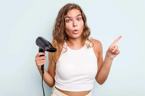 Jeune Femme Caucasienne Tenant Sèche Cheveux Isolé Sur Fond Bleu — Photo