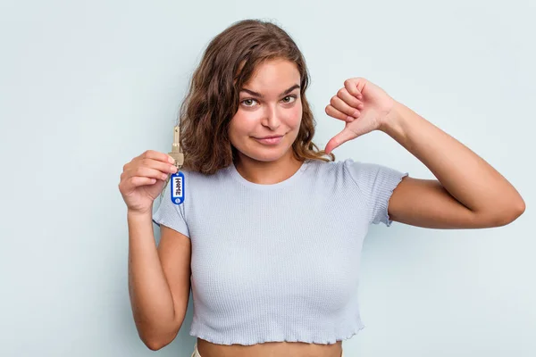 Young Caucasian Woman Holding Home Keys Isolated Blue Background Feels — 图库照片