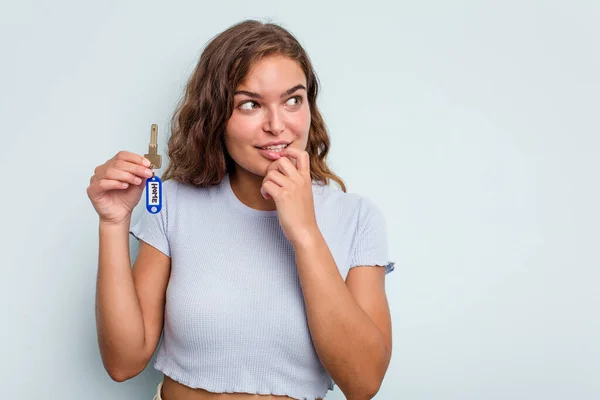 Young Caucasian Woman Holding Home Keys Isolated Blue Background Relaxed — 图库照片