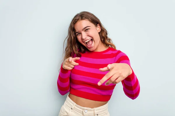 Giovane Donna Caucasica Isolata Sfondo Blu Sorrisi Allegri Che Puntano — Foto Stock