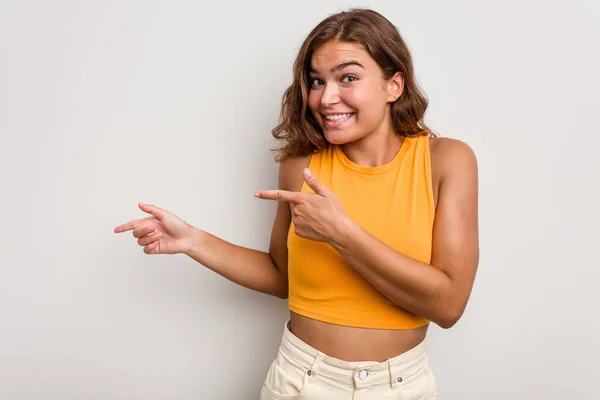 Jeune Femme Caucasienne Isolée Sur Fond Bleu Choquée Pointant Avec — Photo