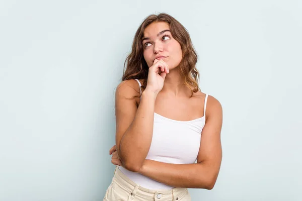 Young Caucasian Woman Isolated Blue Background Thinking Looking Being Reflective — Stock Photo, Image